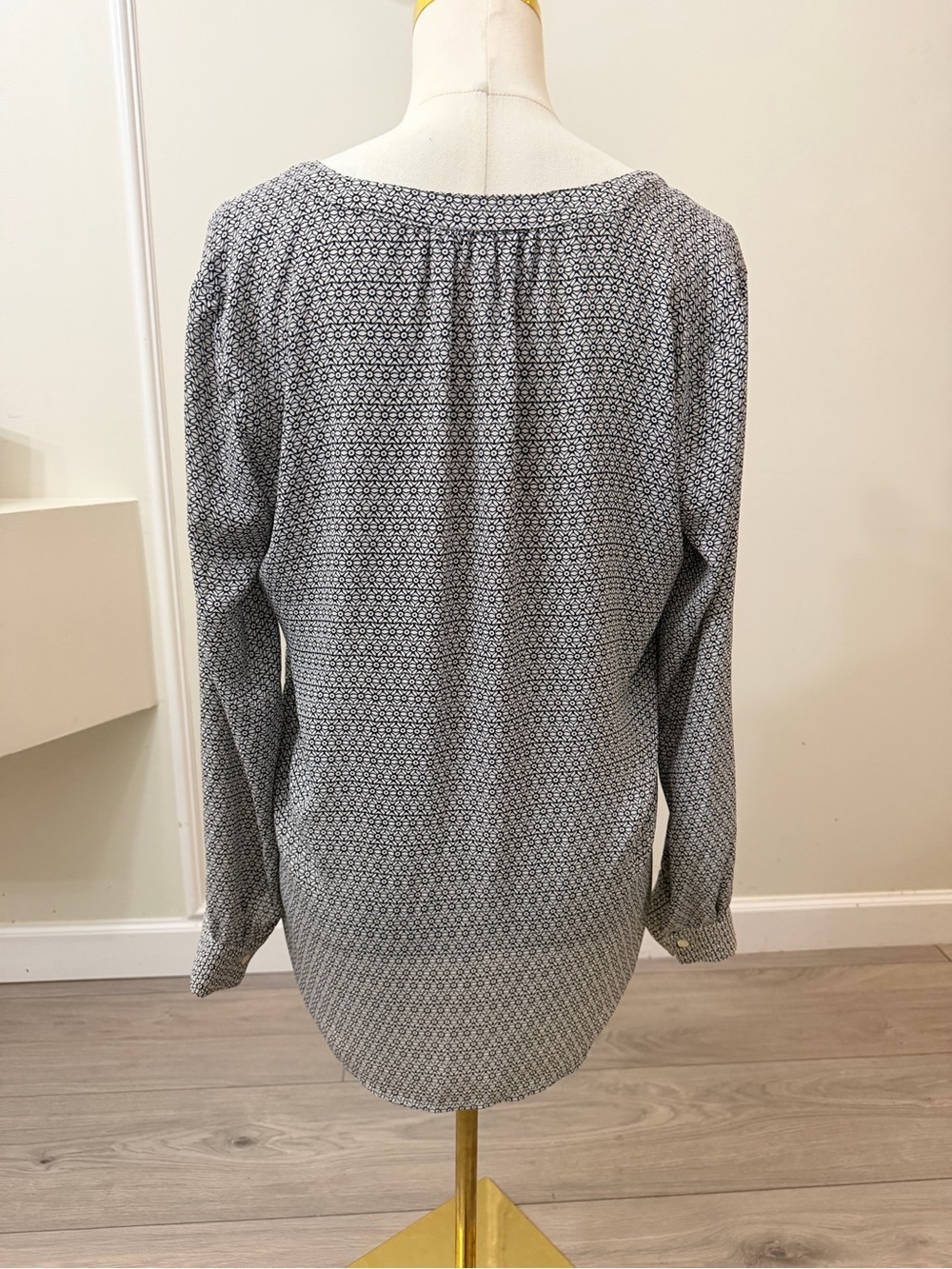 LOFT Black & White Printed Split V-Neck Blouse - Picture 4 of 7
